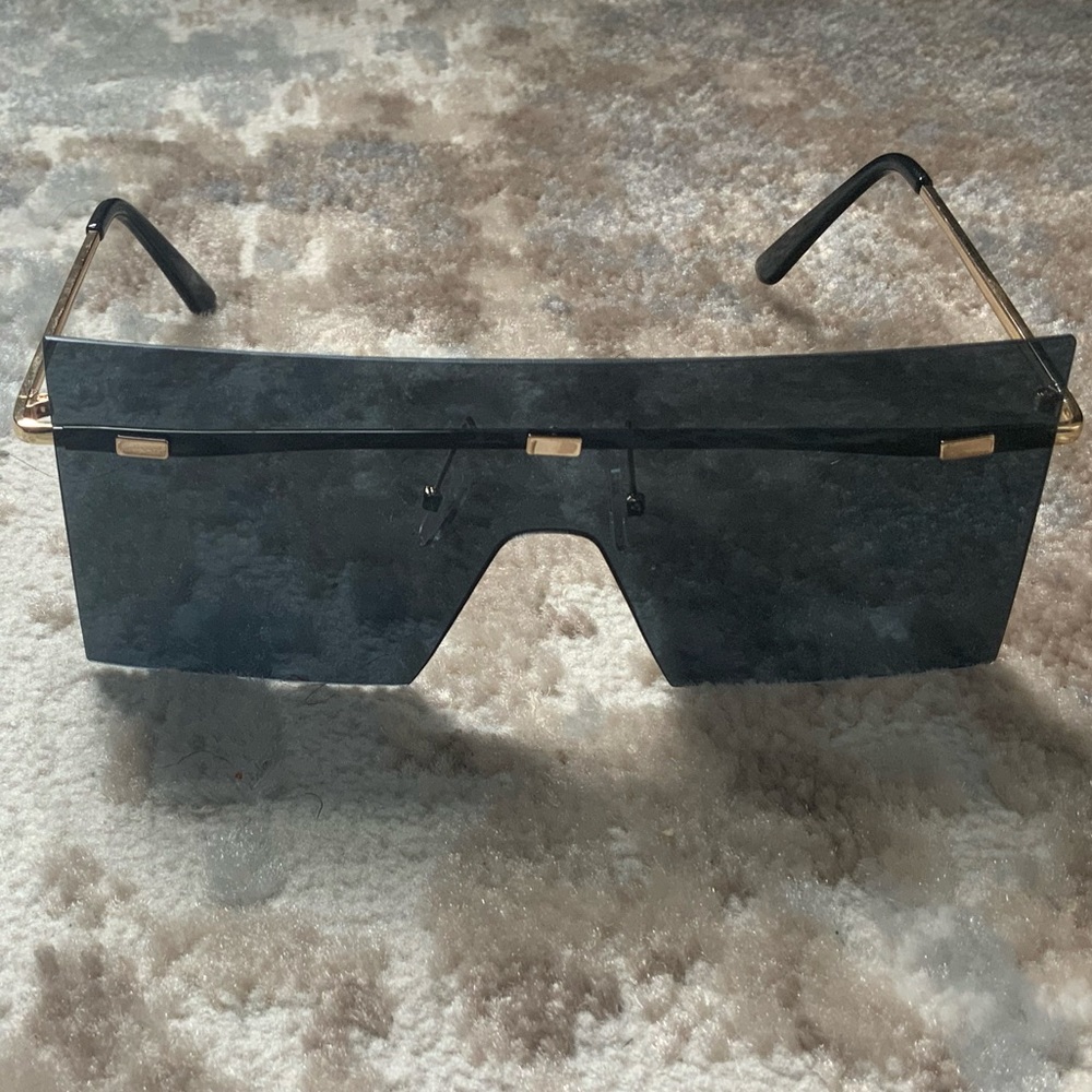 Black Oversized Sunlasses